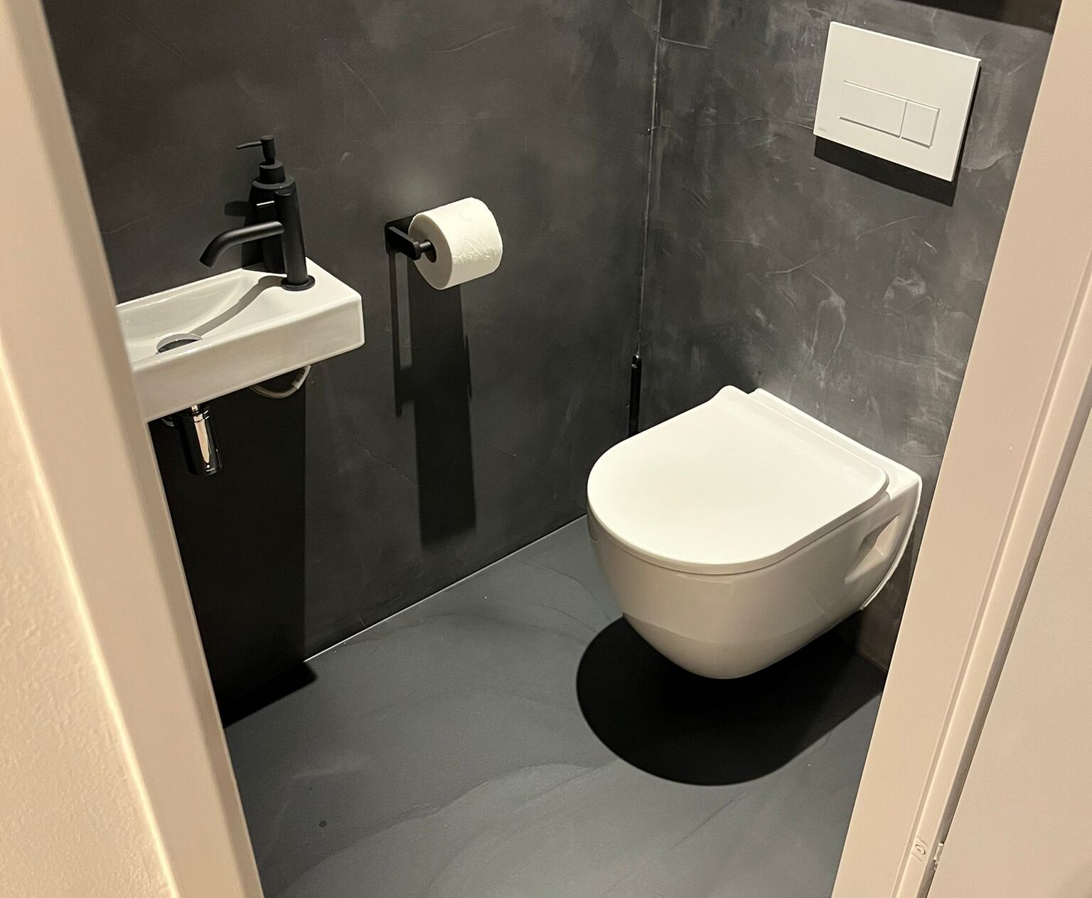 Marble FX met Mineral vloersysteem en Betonciré wandsysteem-min